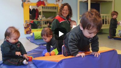 Jardín Mis Manitos: Actividad psicomotriz en sala de nursery y 1 año