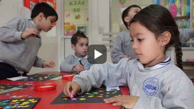 Colegio Perito Moreno: La sala de cuatro trabajó con el cielo